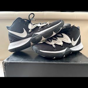 Nike Kyrie 5 “Team Black White” sz 8M